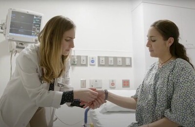 Кодирование Аквилонг в Омске Врач держит пациентку за руку